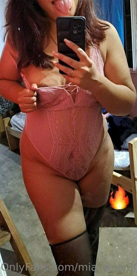 mia sexy30 star top pic