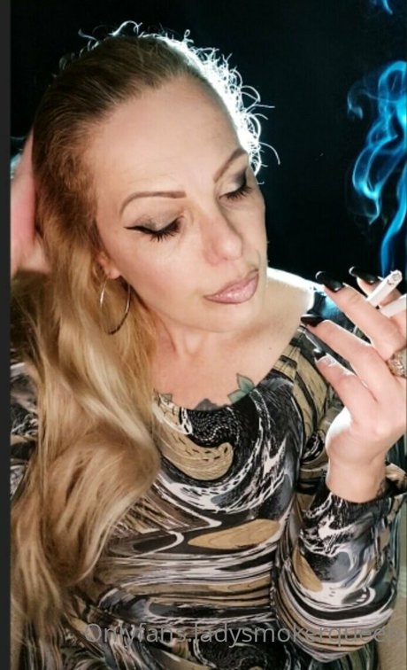 lady smoker queen nice model pic