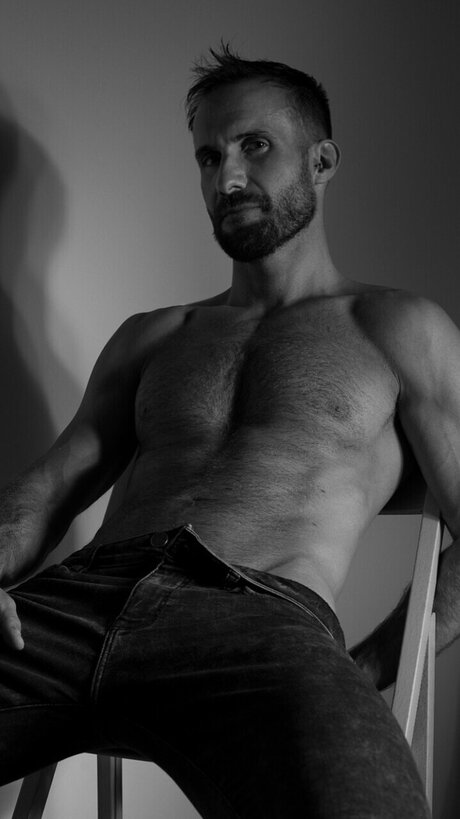 T in nude model picture