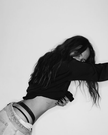 Badwitch nude model img