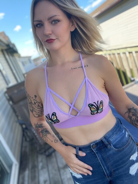 TattedBombShell550 model hd picture