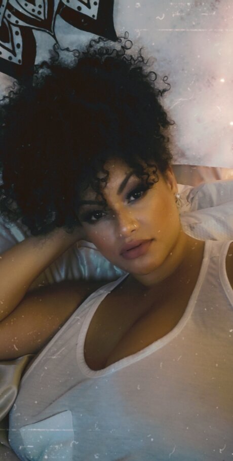 Thicc Honey B nude actress img