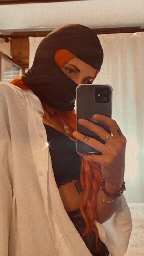 Queen B nude pornstar image