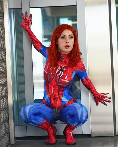 Raineemery model nude photo