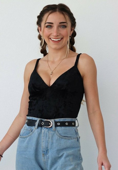 Brooklyn And Bailey star erotic pics