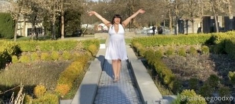 lolalovegoodxo naked model image