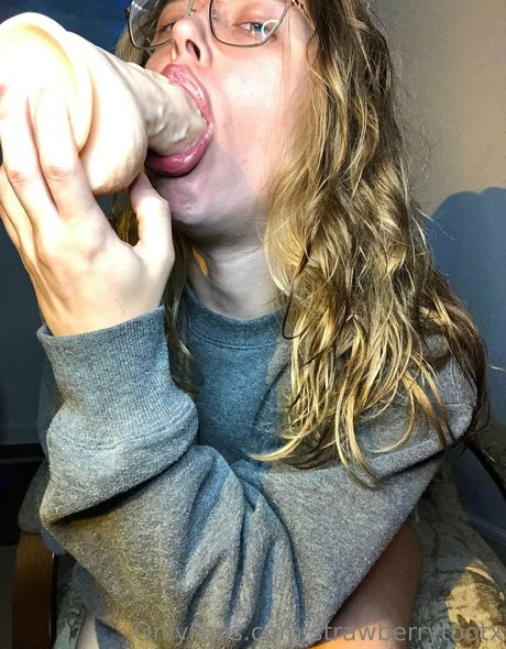strawberrytootx model hot image