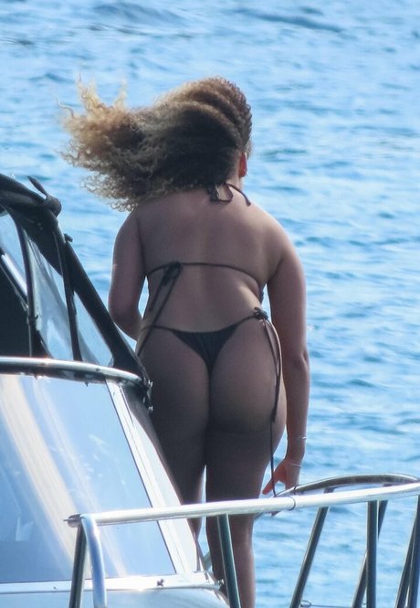 Amber Gill naked star img