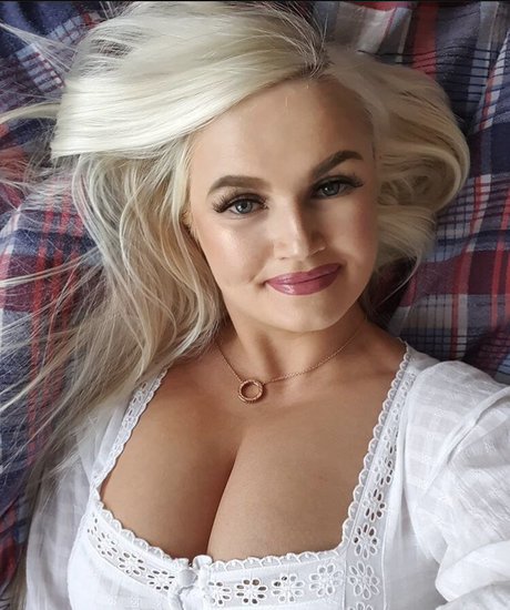 Zandra May naked model pics