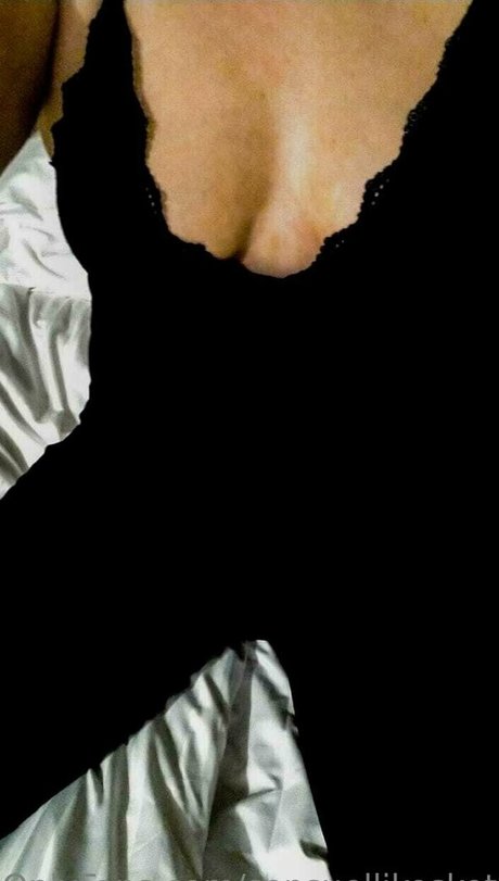 sensuellikosketus naked model pictures