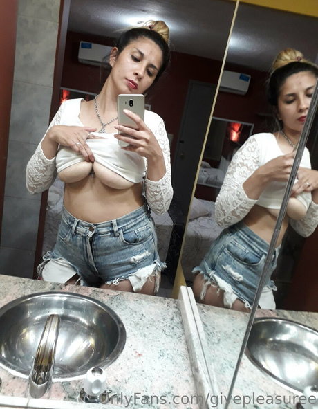 givepleasuree star exclusive pic