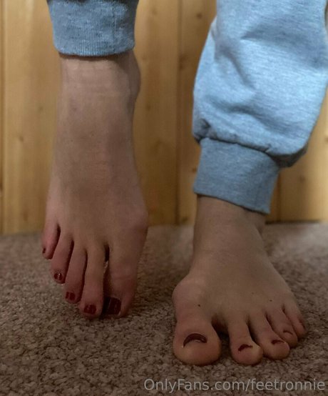 feetronnie star top picture