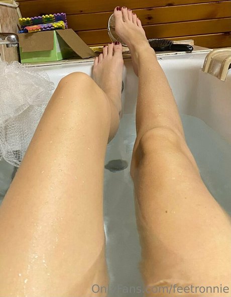 feetronnie hot actress picture