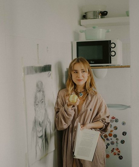 Clara Galle star sexy image