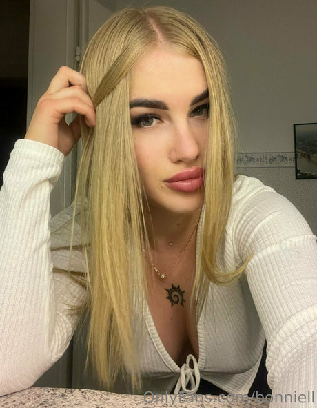 bonniell model nudes photo