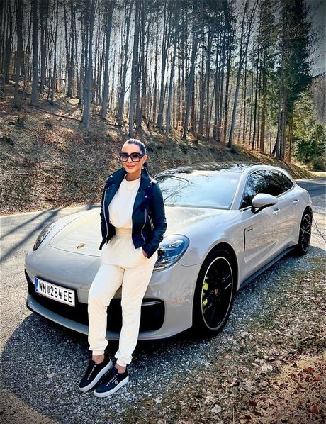 Onlyheni model exclusive photo