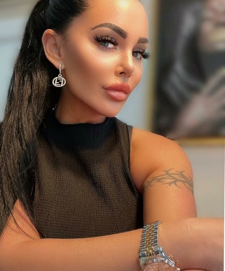 Onlyheni model erotic photo