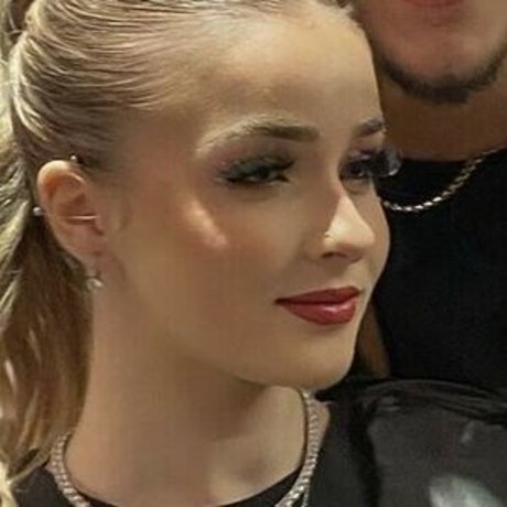 Savway model naked image