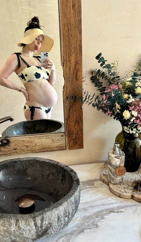 Ali Cobrin free star pic