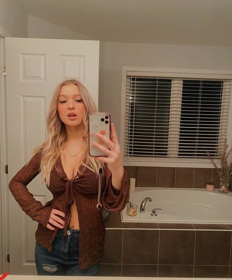 Emma Welyki beautiful star image