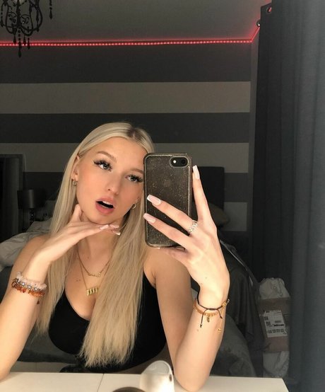 Emma Welyki xxx star pics