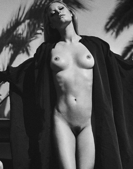 Camille Rowe star naked pics