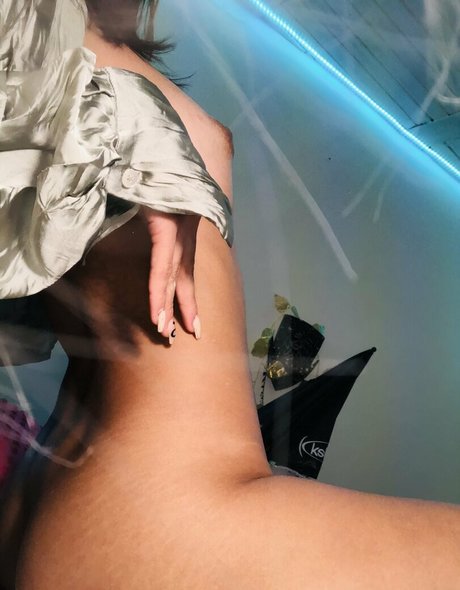 alicebluwu model erotic image