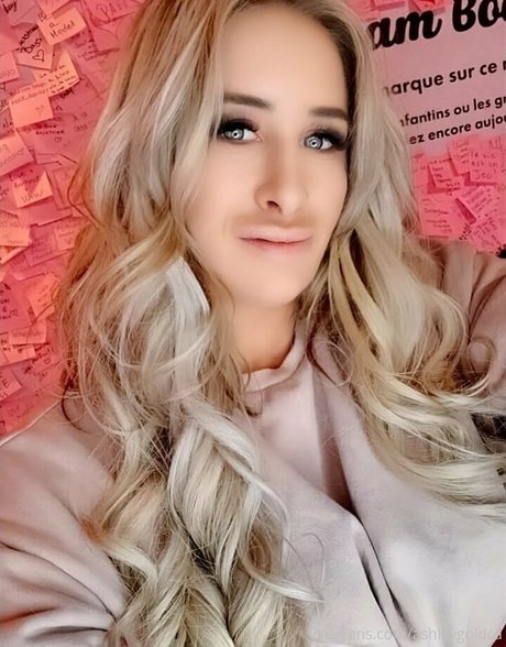 ashleygoldca model art pic