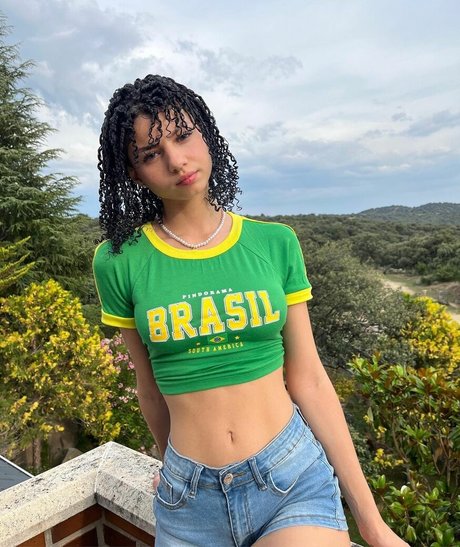 Larissa Kimberly hot actress image