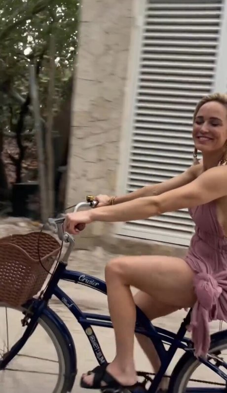 Caity Lotz model top img