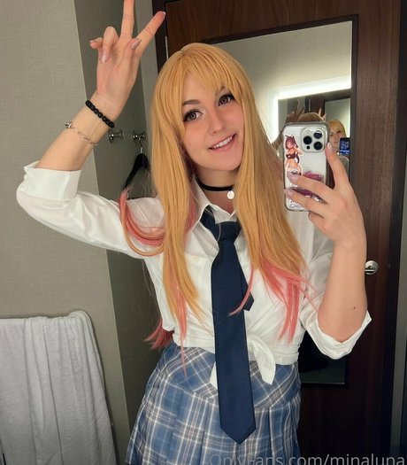 minaluna hot star pic