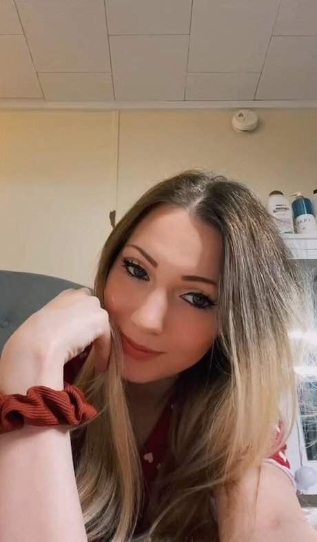 Little Momma porn model photos