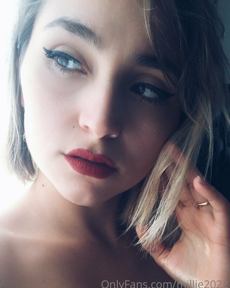 confidantsarah model pretty photo