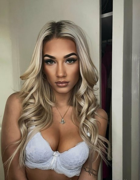 blondiexof erotic model photos