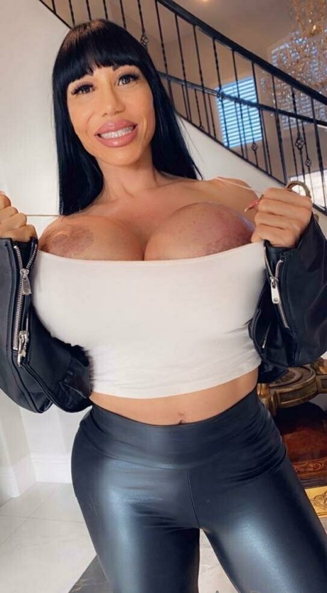 avadevine pornographic model img