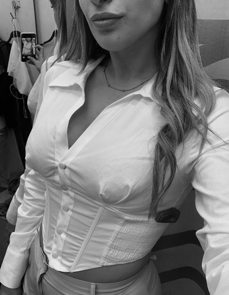 belonly model free pic