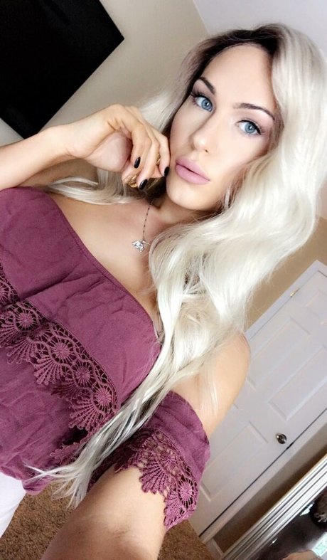 Dezmin Schubel hot actress photos