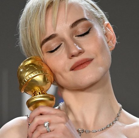 Julia Garner pornographic actress galleries