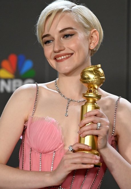 Julia Garner pretty pornstar images