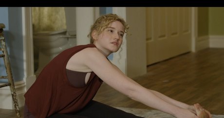 Julia Garner hd model pic