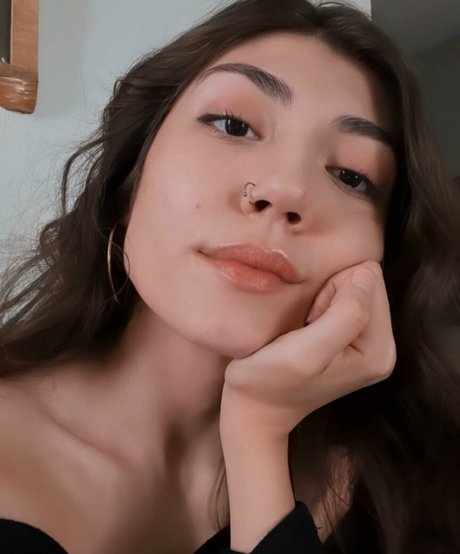 Lofiluvasmr exclusive model pic