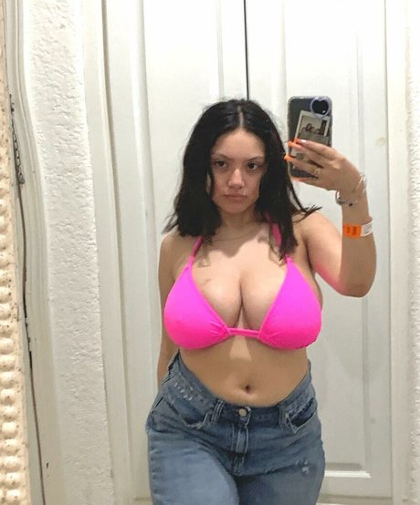 Wendy Chavez model hot pic