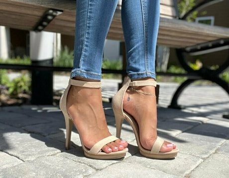 alittleoftiff top model image