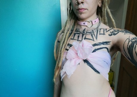 welcometothesewerfree model free image