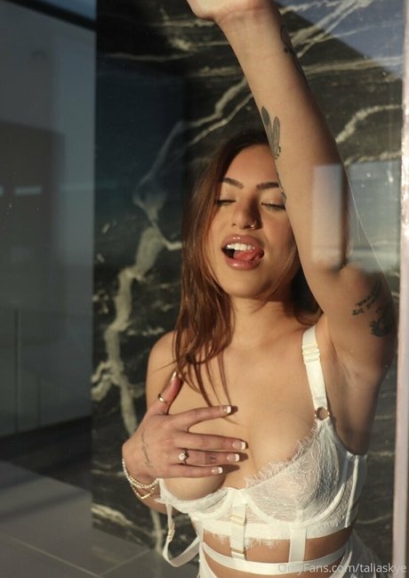 skyelia nudes model photo