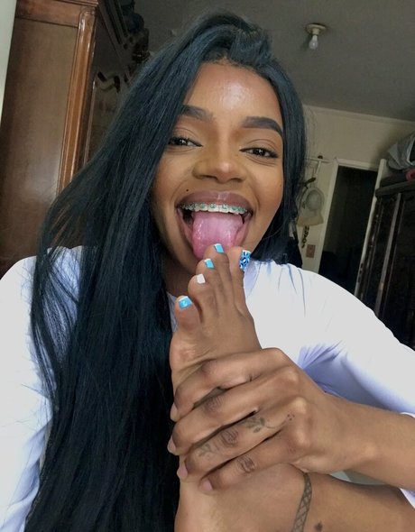 paivaqueenfeet best model photo