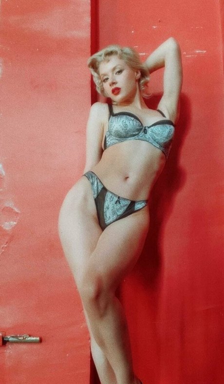 officiallymosh top model photo