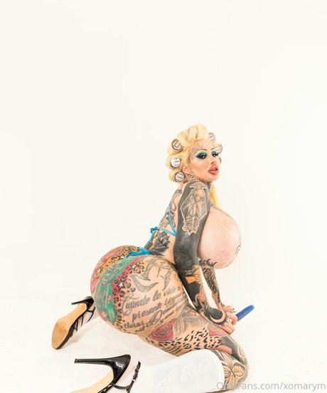 Xomarym naked model photo