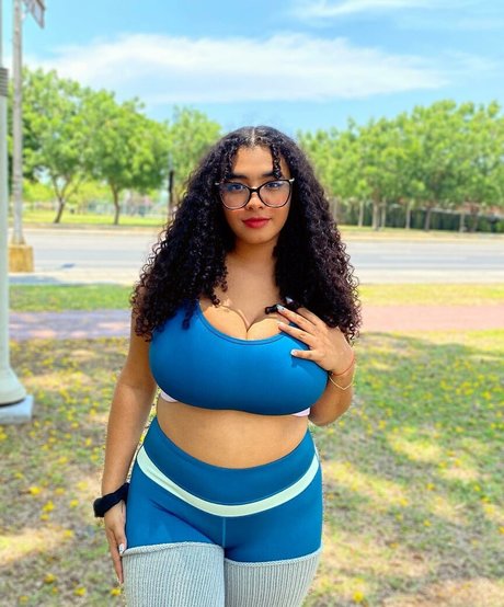 Karlamelito nude model archive