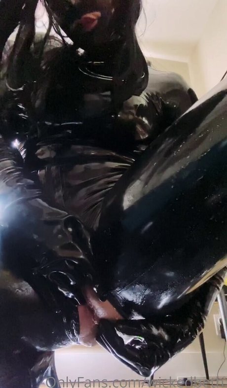 Wicked Beth star nude pics